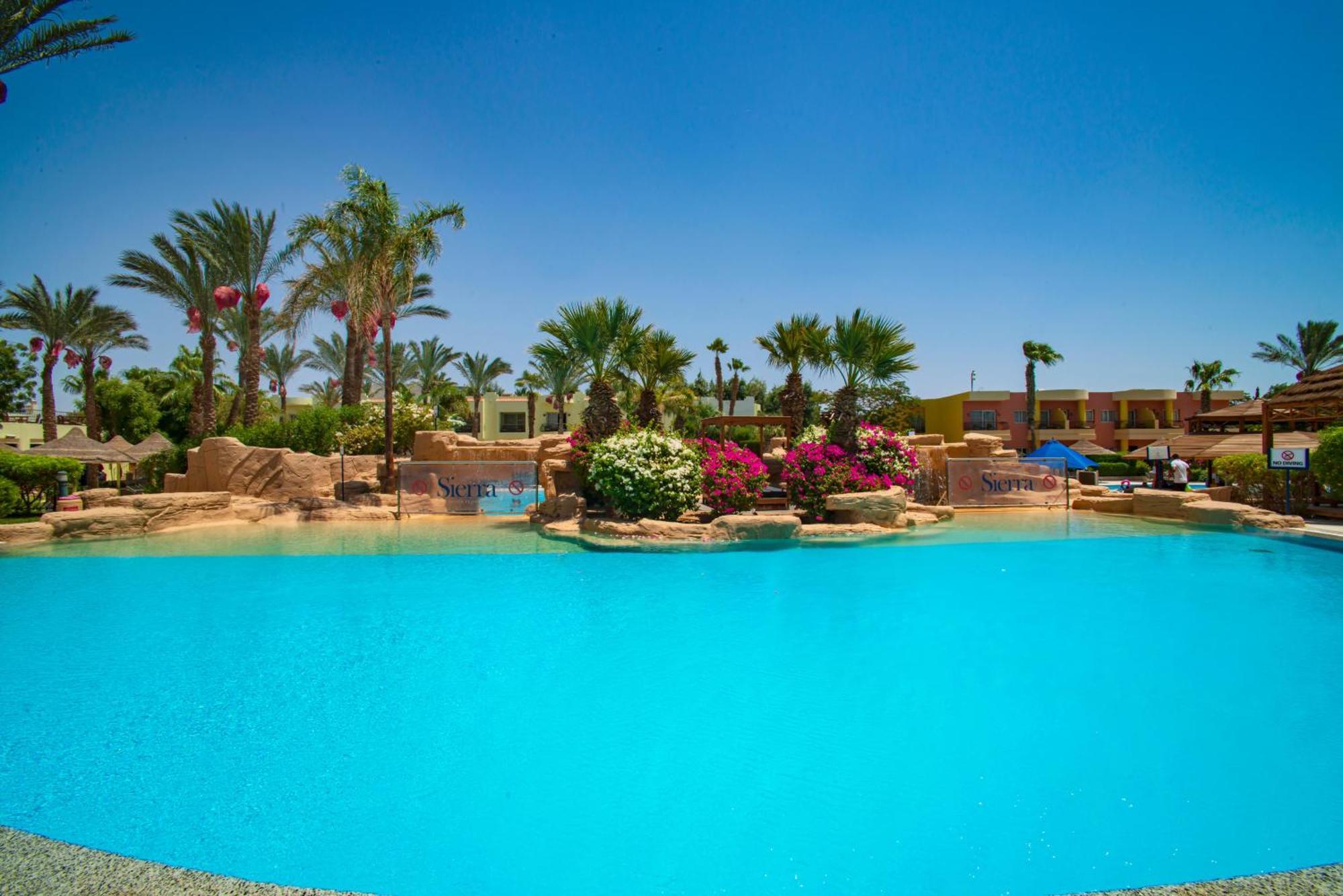 Sierra Sharm El Sheikh Hotel Luaran gambar The swimming pool at the Hilton Luxor