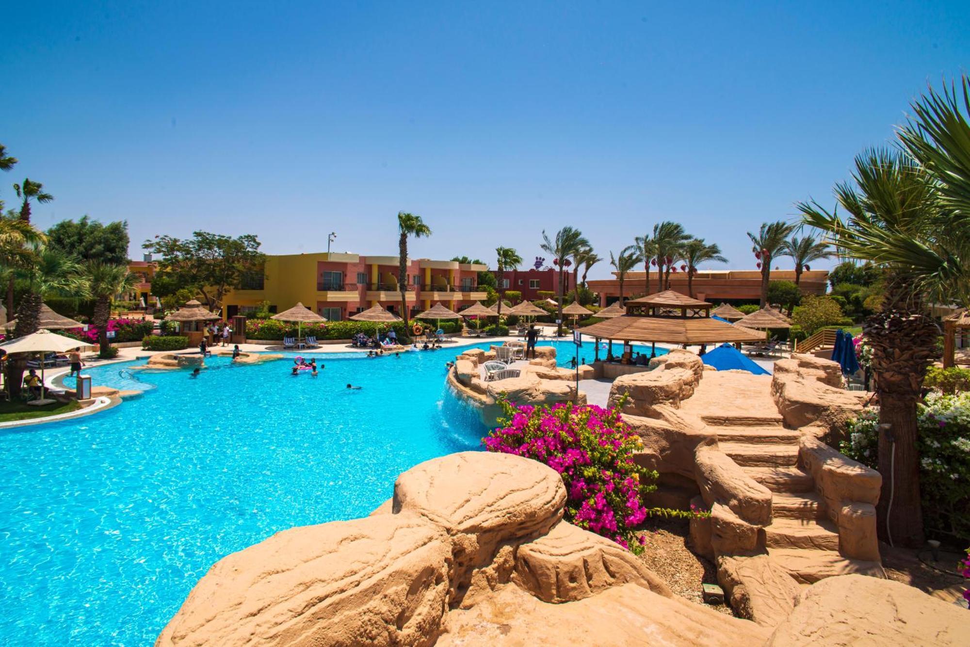Sierra Sharm El Sheikh Hotel Luaran gambar A swimming pool at a resort in Egypt